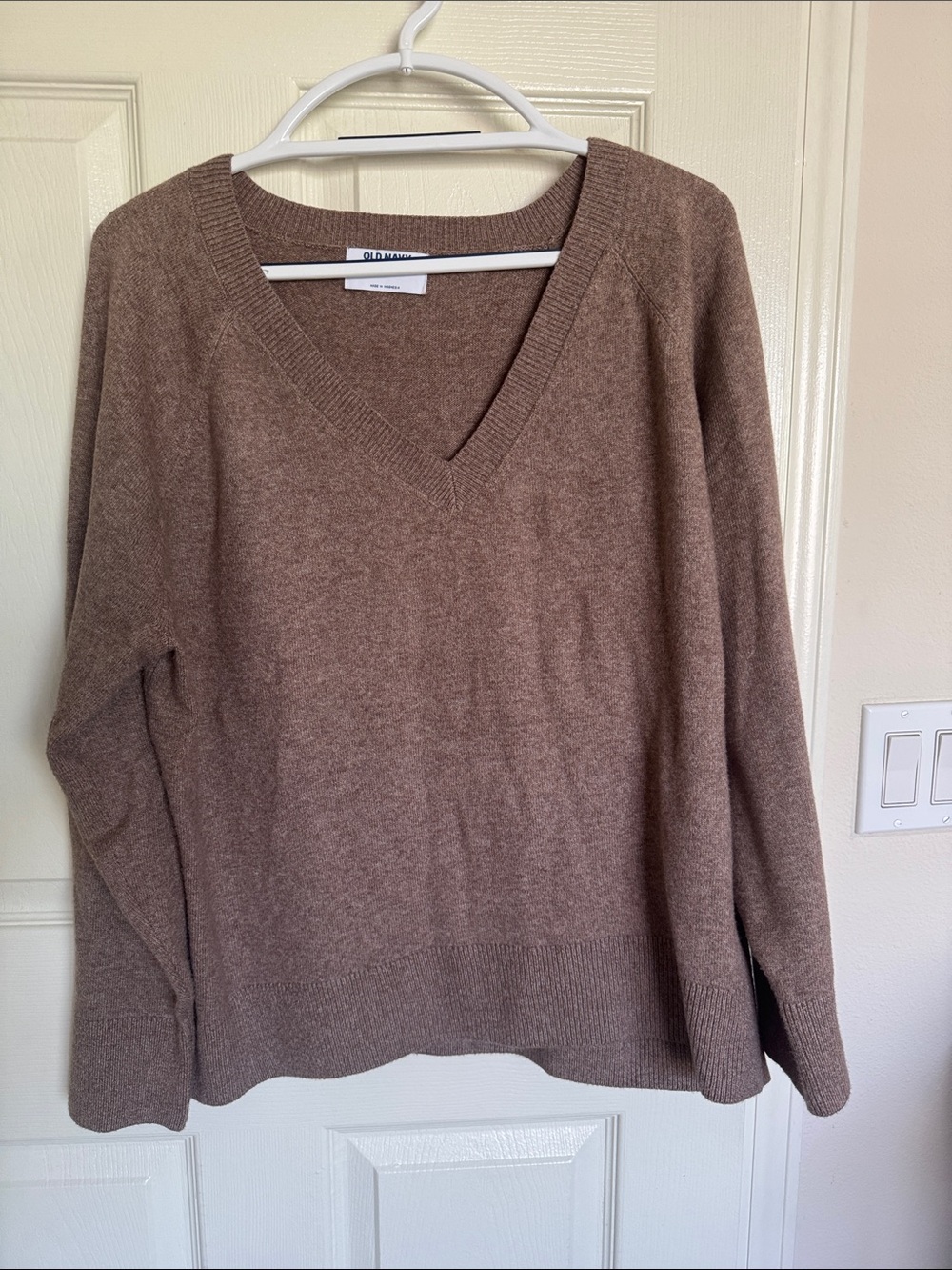 Old Navy Women's V-Neck Sweater in Warm Taupe. Size XL